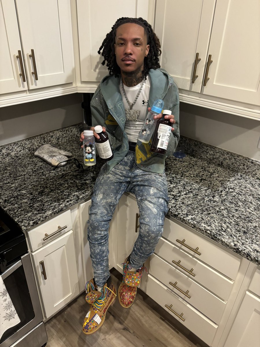SRTFRANKK's tweet photo. Not you average doctor🥼🫟 #ootd https://t.co/v6tP24Y4zm