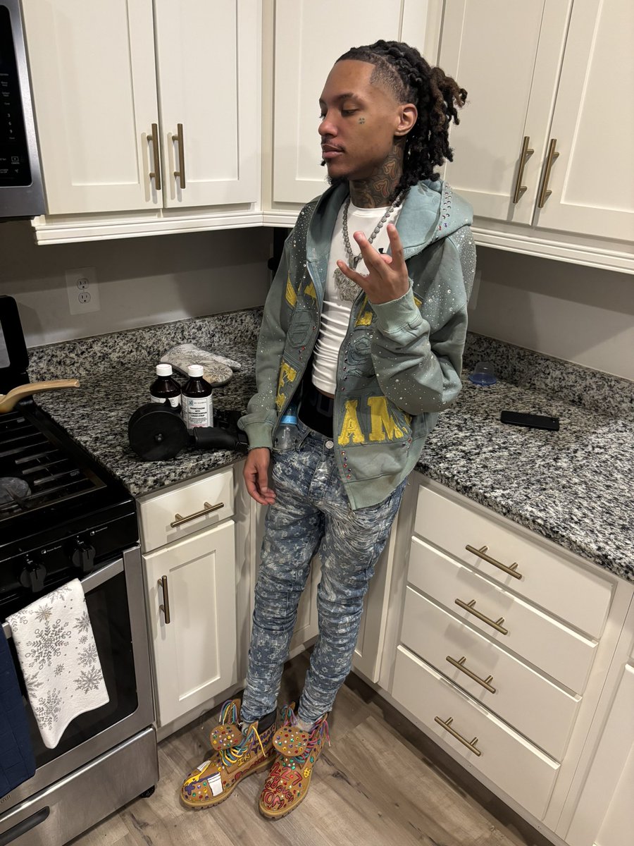 SRTFRANKK's tweet photo. Not you average doctor🥼🫟 #ootd https://t.co/v6tP24Y4zm