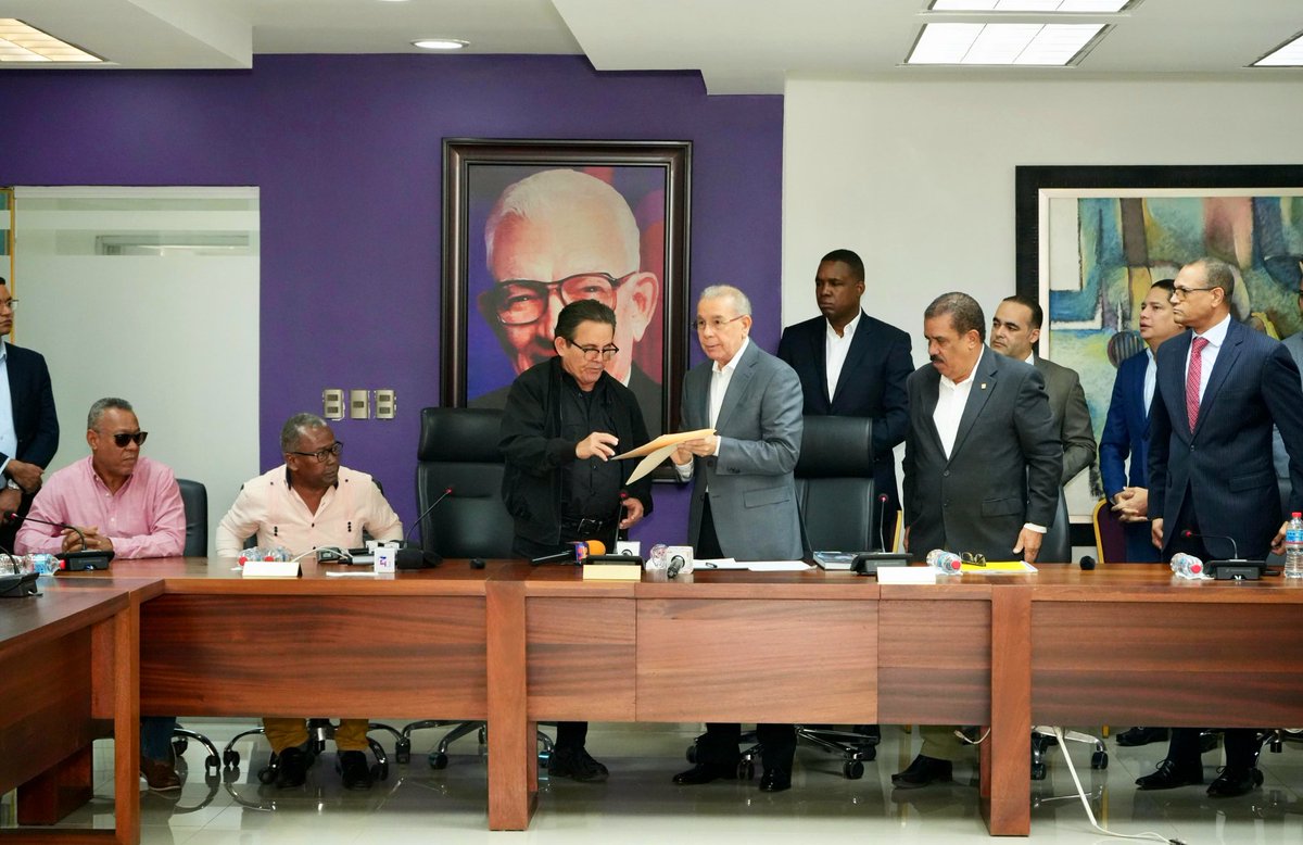 PLDenlinea's tweet photo. #PortadaPrincipalPLD | Gobierno del PRM ignora la importancia de los profesionales agropecuarios.
@DaniloMedina brinda el respaldo del Partido de la Liberación Dominicana (#PLD) a los reclamos de la Asociación Nacional de Profesionales Agrícolas (ANPA).
AMPLIAR: https://t.co/RMZVoQyHkh