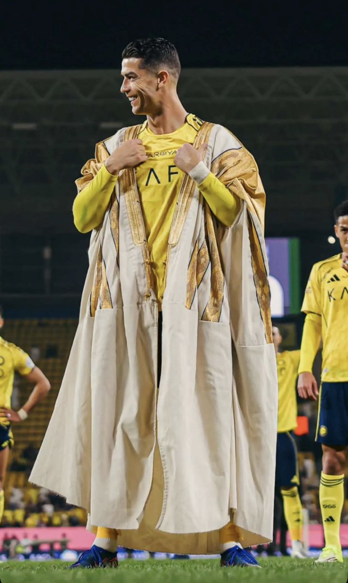 تليق بكم الصداره ياجماهير #النصر 
الف مبروووك والله يديم افراحكم 💛💙
#النصر_النجمة