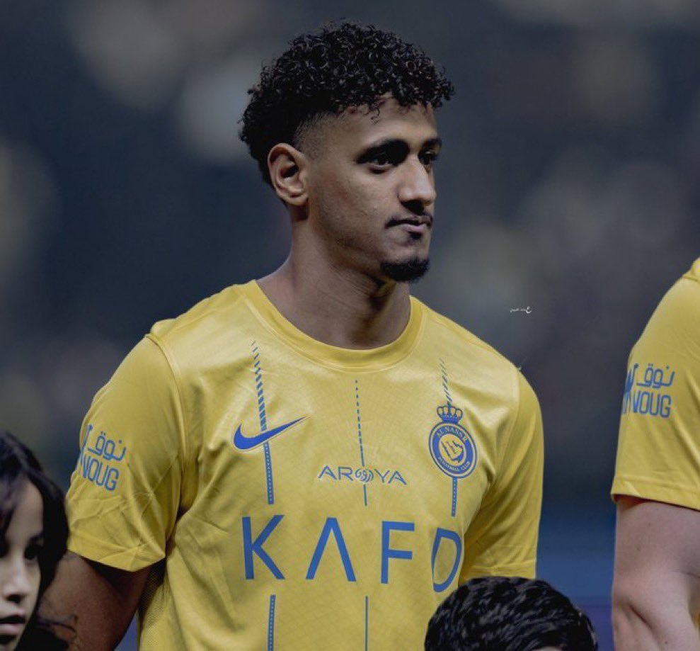 تكفون اللي يعرفه يقوله ترا توه صغير وقدامه فرصه يدخل العسكرية .. الكورة ابد مب حولها