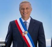 Iherreraa's tweet photo. Los zurdos denunciaron cuando quemaban la bandera, cuando cambiaron la estrella, cuando se la sacaron por el trasero?  Pero denuncian porque la banda presidencial de Kast tiene el escudo patrio https://t.co/RkHkGNSSkr