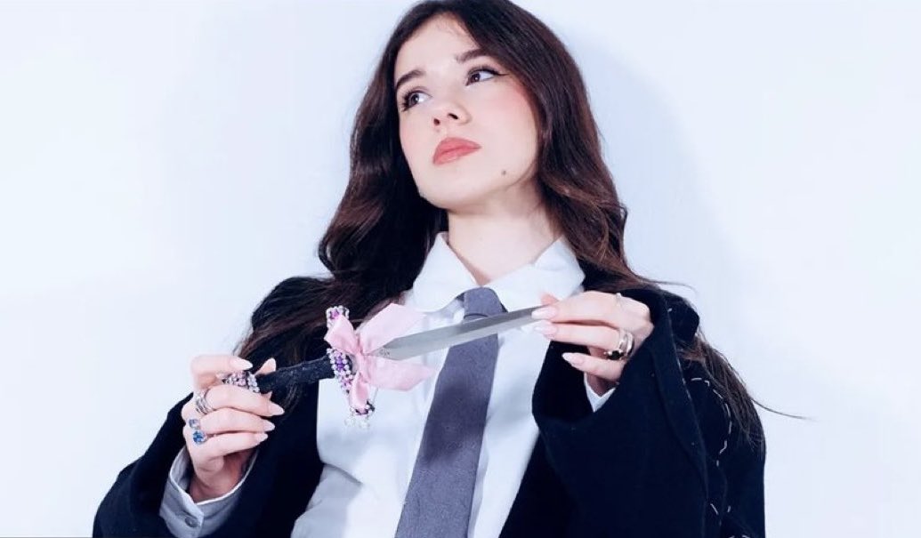 Cristina logrando que su portada sea arte incluso con el fondo blanco

Portada de millones, outfit de millones, canción de millones, me lo va a dar absolutamente TODO