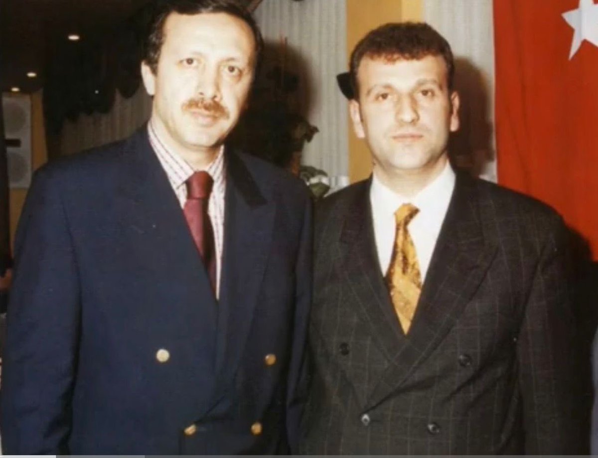 Bugün; Kasımpaşa’nın mütevazı sokaklarından çıkıp milletinin duasını arkasına alarak dünya sahnesinde söz sahibi bir lidere dönüşen kutlu bir yürüyüşün doğum günü…

Cumhurbaşkanımız Recep Tayyip Erdoğan; gençlik yıllarından beri aynı inançla yürüyen, davasını makamların değil,