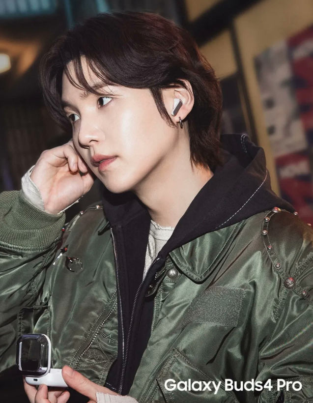 AboutMusicYT's tweet photo. Suga of BTS in new promotional photos for Samsung. https://t.co/LnNHtMdOfG
