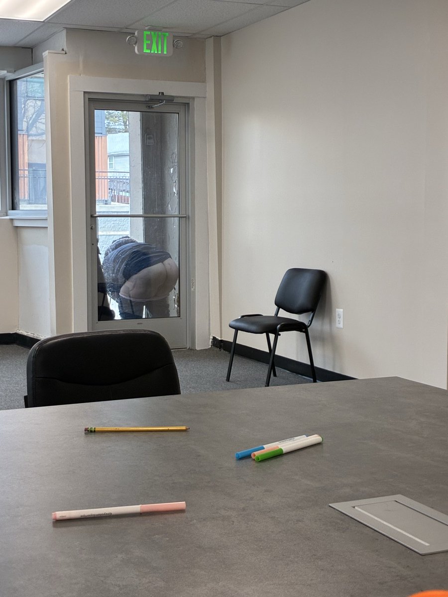 Finding_4Ever's tweet photo. I decided to go to the office to work and this is what I caught. I left because the smell came through the glass door. https://t.co/p7IPsGLx7k