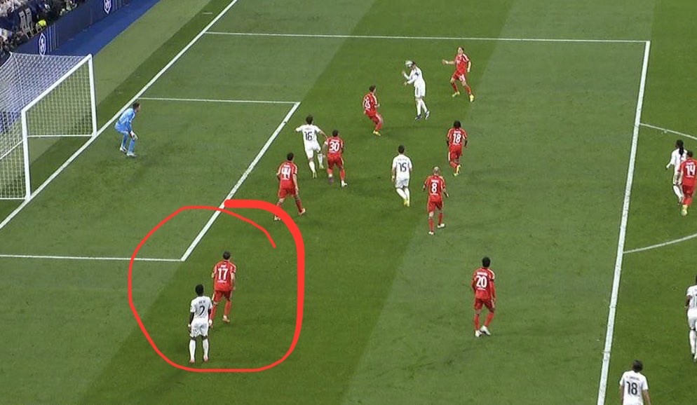 Acuérdense de esto.

El 17 del Benfica rompía el fuera de juego. Han cogido la referencia que les ha salido de las pelotas.