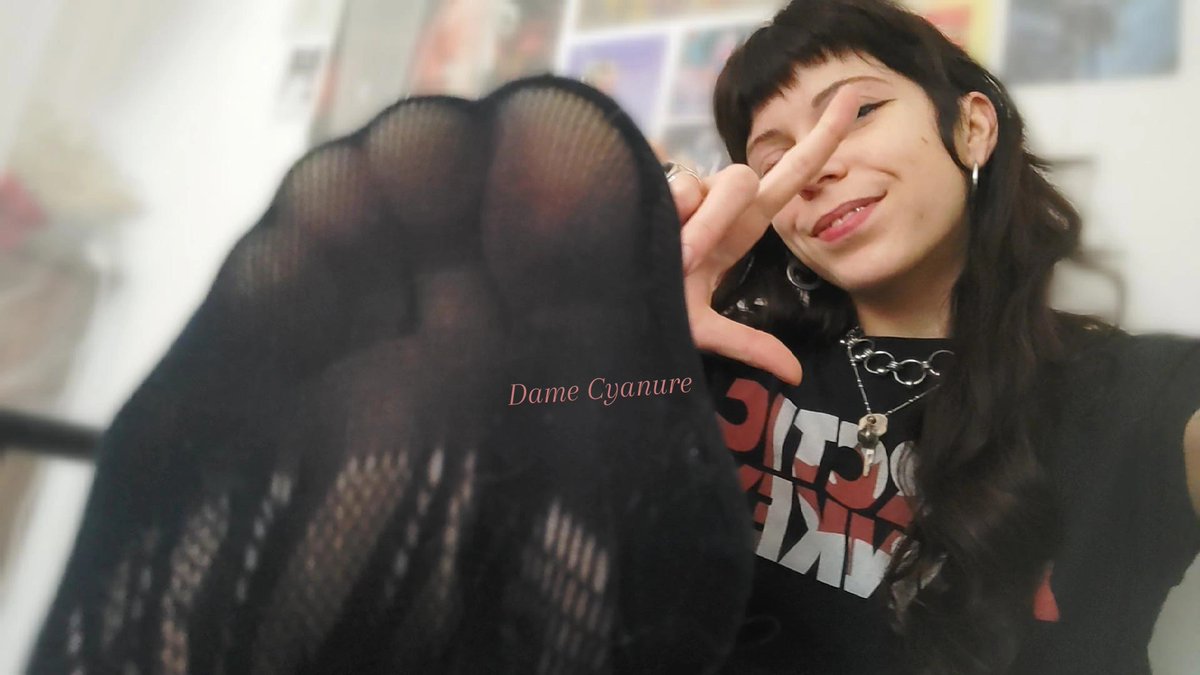 DameCyanure's tweet photo. dispo pour racketter de la chienne ce soir. approche, n'ai pas peur... 🤭

★ findom femdom paypig moneyslave moneymiss fétichiste feetfetish pied domina cashslave soles ★ https://t.co/Rd7bjtgPax