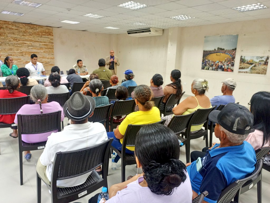 ecu911sambo's tweet photo. En Asamblea Comunitaria con líderes barriales de la parroquia Pimocha, el jefe del @ECU911_ en Babahoyo, @RaulFalconT, socializó el Modelo de Gestión Institucional y los mecanismos de alerta para reportar emergencias. Además, resaltó estadísticas de las emergencias coordinadas en lo que va del año y el trabajo articulado con las entidades de respuesta para garantizar una atención oportuna y efectiva en territorio.