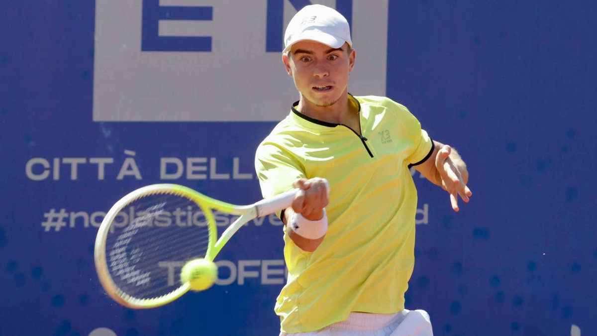 FacileProno's tweet photo. #Acapulco 🎾🇲🇽

🎾 Svrcina @2.26 (1%) - Unibet     

Pas convaincu par Cobolli qui fait un début de saison très moyen et pas rassurant sur son niveau. Un peu de mieux dernièrement mais aucune victoire contre un top 100 non plus donc pas de quoi s’enflammer. Le jeune Svrcina a fait un bon match vs Duckworth et avait bien fini 2025 avec un titre au Mexique en challenger dans ce genre de conditions, quart à Hangzhou battant Berrettini et Zhang, et 2eme tour à Shanghai. Sur le circuit depuis quelques temps il est inhabitué de ces tournois ATP. Je pense qu’il a de quoi poser des problèmes à un Cobolli loin d’être à son top niveau. 

Bet en collab avec @MKV_Pronos 🤞🏻

Jusqu’à 200€ de freebet sur ton 1er dépôt sur Betify + 4 mois dans mon ViP en t’inscrivant via mon lien + code promo « PF12 » : https://t.co/c68319o6N5

RT / ❤️ si tu suis (01h) 🍀

#TeamParieur #Tennis