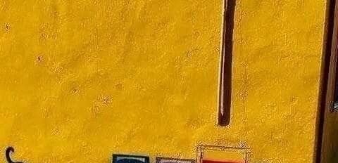 Even the sidewalk is inventing you to sit .. do you have the time ????!!!