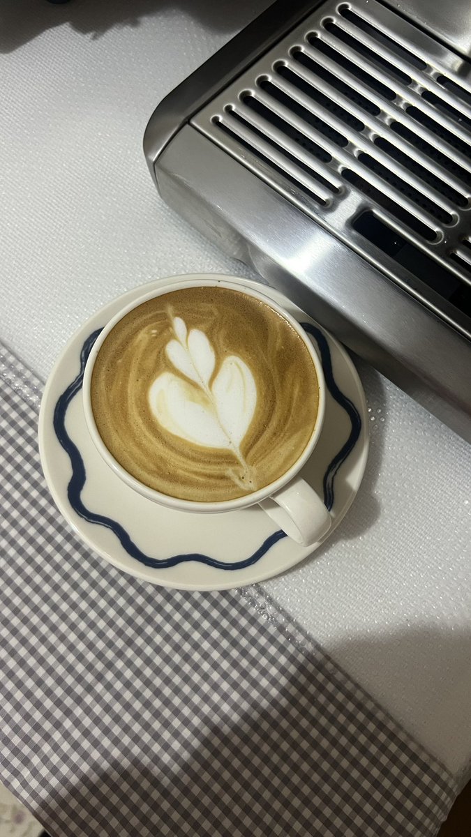 zeydiyorlarrr's tweet photo. @sayendee1 Sadece elini izleyerek ulaşabildiğim seviye ektedir,çok çalışkan bi öğrenciyim🤪 acil kuğu workshopu düzenleyelim hocam😍🤍 https://t.co/vcWR9LpkgH