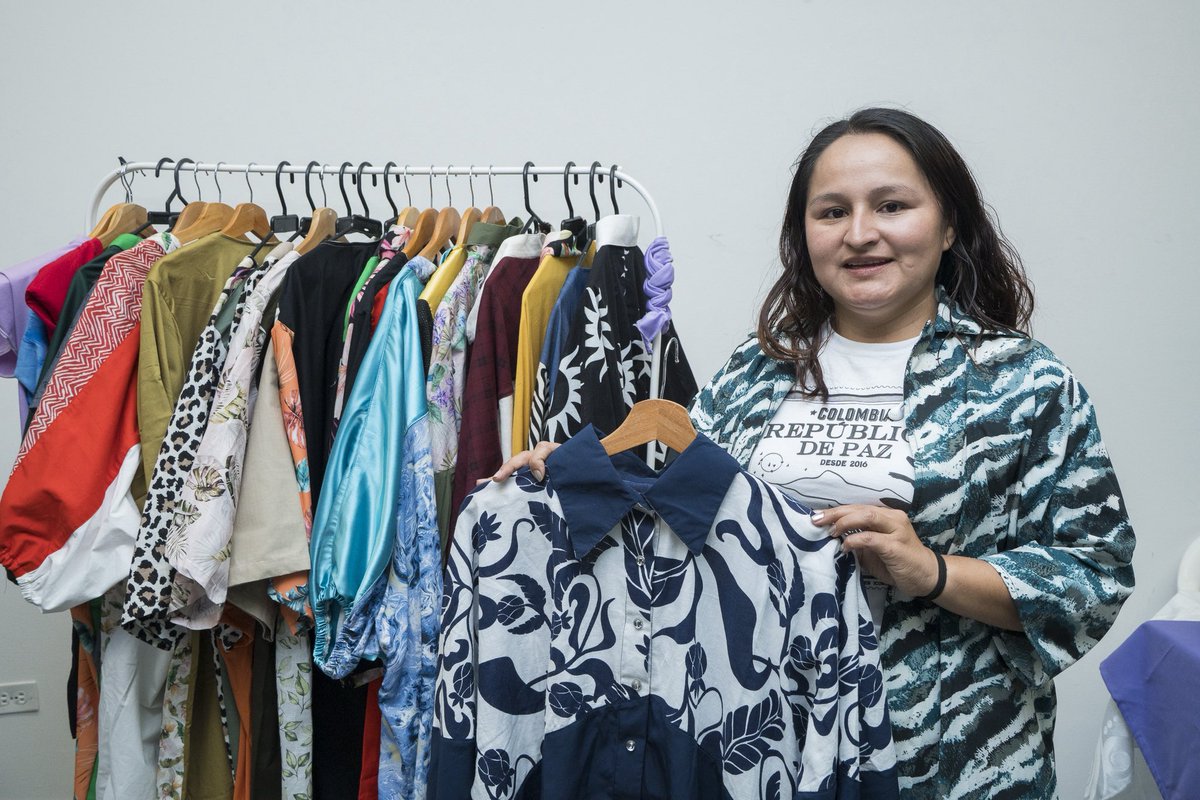 MisionONUCol's tweet photo. Proyectos productivos de mujeres firmantes del #AcuerdoDePaz y campesinas de Icononzo #Tolima y Algeciras #Huila presentaron en Bogotá sus emprendimientos y un desfile de moda, como parte de la iniciativa #ProDefensoras apoyado por @ONUMujeresCol @LIMPALCOLOMBIA y @NoruegaenCOL https://t.co/lAJgwLV0ld