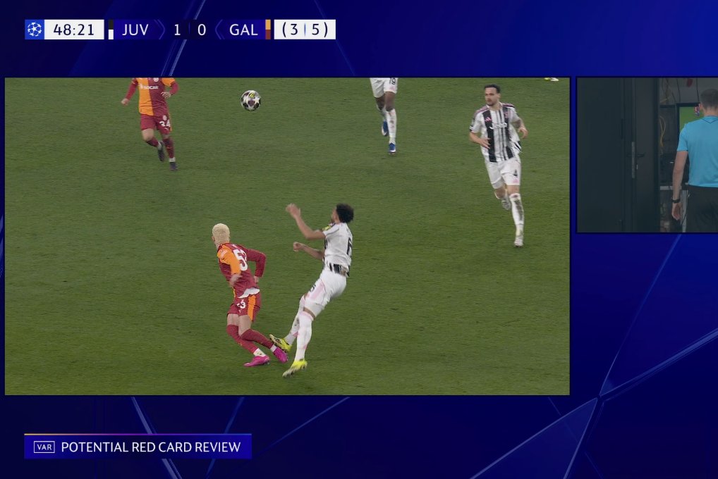 TouchlineX's tweet photo. 🚨 𝗕𝗥𝗘𝗔𝗞𝗜𝗡𝗚: KELLY IS SUPER FURIOUS, HE DOESN'T UNDERSTAND HOW THIS IS A RED CARD!

HE JUMPED TO WIN A HEADER AND IN HIS LANDING HE LANDED ON THE OPPONENTS ANKLE! https://t.co/tMO41KXjRM