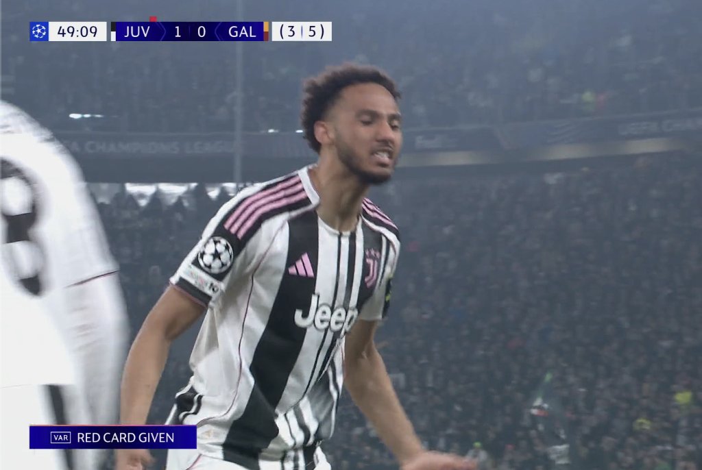 TouchlineX's tweet photo. 🚨 𝗕𝗥𝗘𝗔𝗞𝗜𝗡𝗚: KELLY IS SUPER FURIOUS, HE DOESN'T UNDERSTAND HOW THIS IS A RED CARD!

HE JUMPED TO WIN A HEADER AND IN HIS LANDING HE LANDED ON THE OPPONENTS ANKLE! https://t.co/tMO41KXjRM