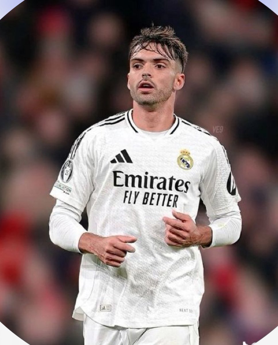 050krem's tweet photo. #ريال_مدريد_بنفيكا
#RealMadrid

 ابي اعرف هذا كيف ماسك أساسي بدفاع ريال مدريد ؟!؟!؟ 🤔 https://t.co/HffyAQtxVs