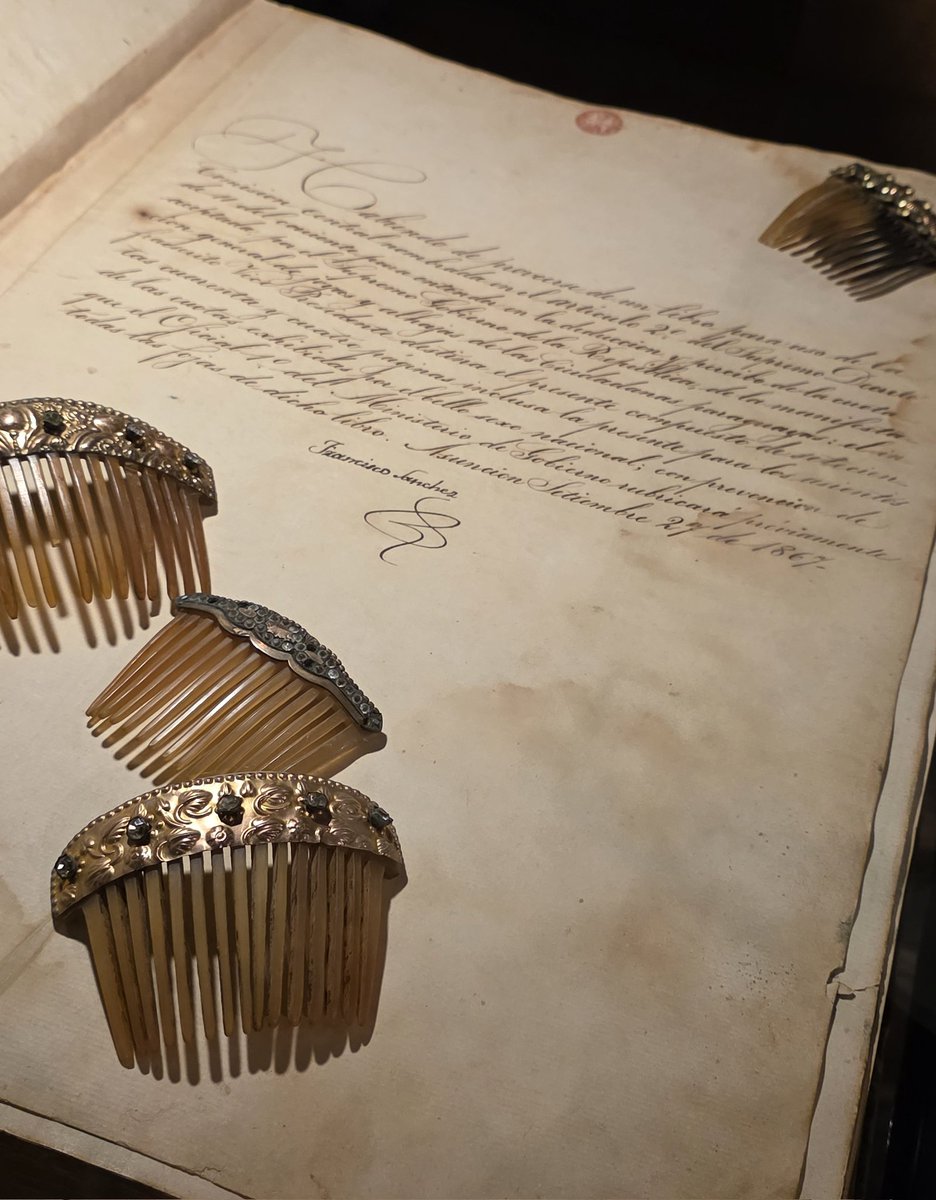 KyguaVera's tweet photo. Por dos meses estarán expuestos en el Archivo Nacional de Asunción, el libro de oro confeccionado como un regalo de las mujeres al Mariscal Lopez y los 4 tomos de manifestaciones y donación efectiva de joyas. 

Como toda expo buena, el pasado es excusa para pensar el presente. https://t.co/8ixgZatMcU