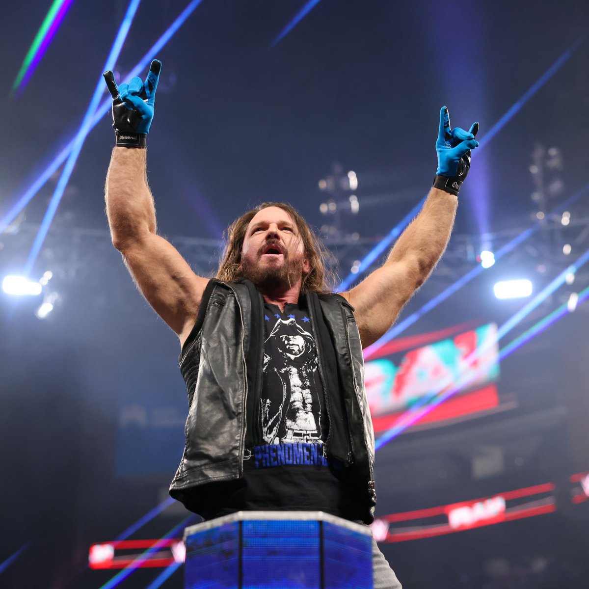 WWEDeutschland's tweet photo. Wir sagen DANKE, @AJStylesOrg! 🙌 JETZT bei #WWERaw auf @ProSiebenMAXX mit @SebastianHackl &amp; Geburtstagskind @Floesel20! 🎉 #maxxWWE https://t.co/Iu9N3ahGCU