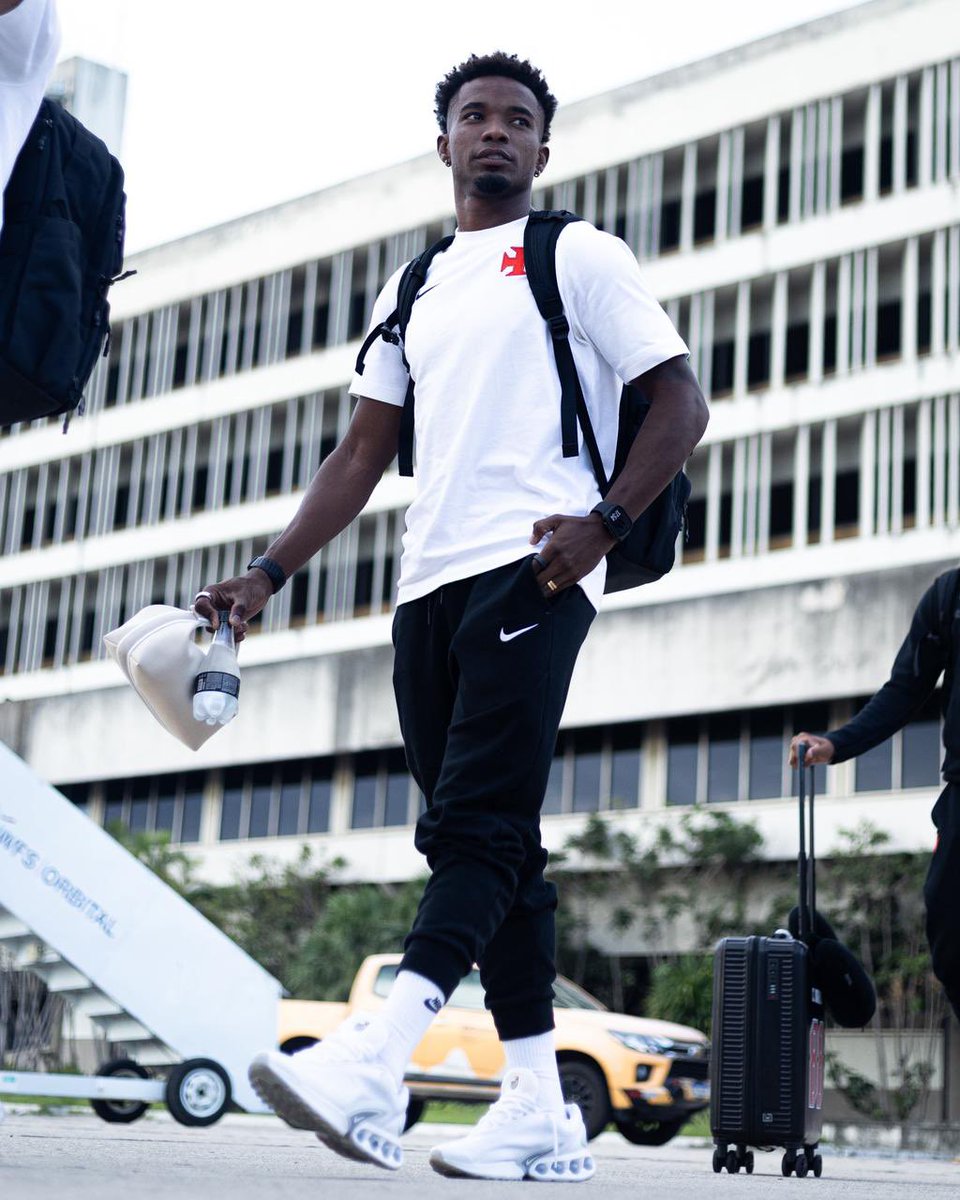 Partiu, Santos ✈️💢

Os clicks da delegação vascaína em viagem rumo ao litoral paulista. 

📸 Matheus Lima | #VascoDaGama