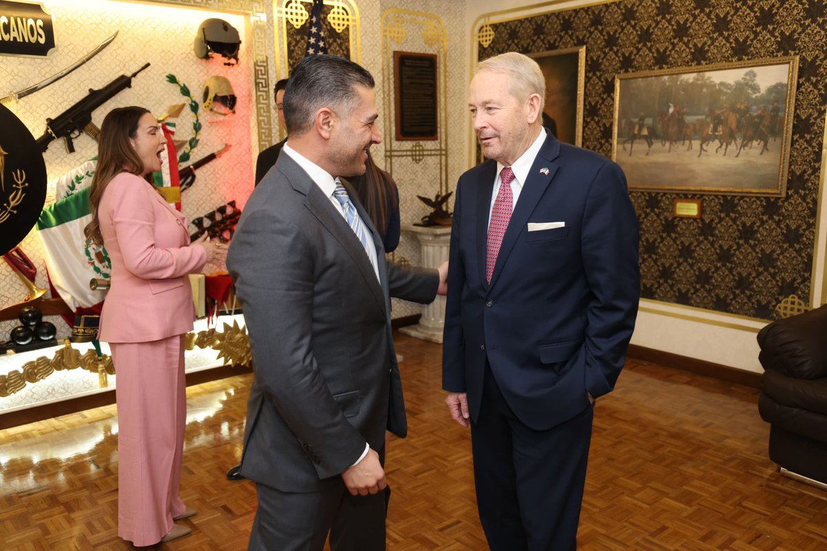 lopezdoriga's tweet photo. El Gabinete de Seguridad se reunió con la directora de la Oficina Nacional de Política de Control de Drogas de Estados Unidos, Sara Carter, en Palacio Nacional.

La funcionaria destacó que su país trabaja “día y noche” con México para “eliminar” a los cárteles.

📸EFE 

Más en https://t.co/xWxnQ3owjl