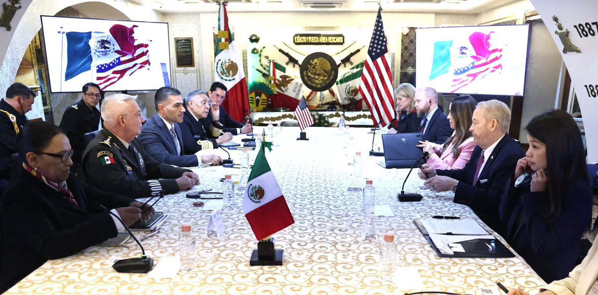 lopezdoriga's tweet photo. El Gabinete de Seguridad se reunió con la directora de la Oficina Nacional de Política de Control de Drogas de Estados Unidos, Sara Carter, en Palacio Nacional.

La funcionaria destacó que su país trabaja “día y noche” con México para “eliminar” a los cárteles.

📸EFE 

Más en https://t.co/xWxnQ3owjl