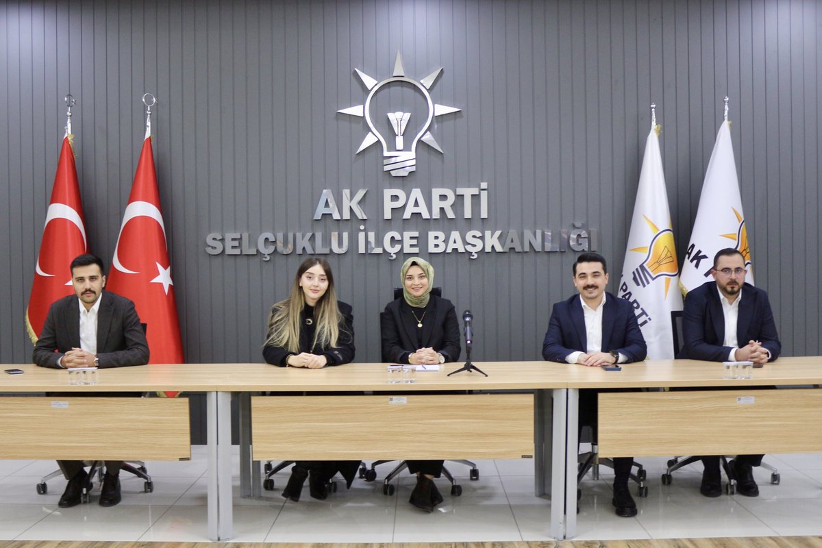 akgencselcuklu's tweet photo. Gençlik Kolları Genel Başkan Yardımcımız Sayın @ozgeerbas, Gençlik Kolları MKYK Üyemiz Sayın @hilaalaksoyyy, İl Gençlik Kolları Başkanımız Sayın @avibrahimkelek ve İlçe Gençlik Kolları Başkanımız Sayın @mustafacmn42 ile birlikte haftalık olağan toplantımızda bir araya geldik.

Çalışmalarımıza ilişkin istişarelerde bulunduk.