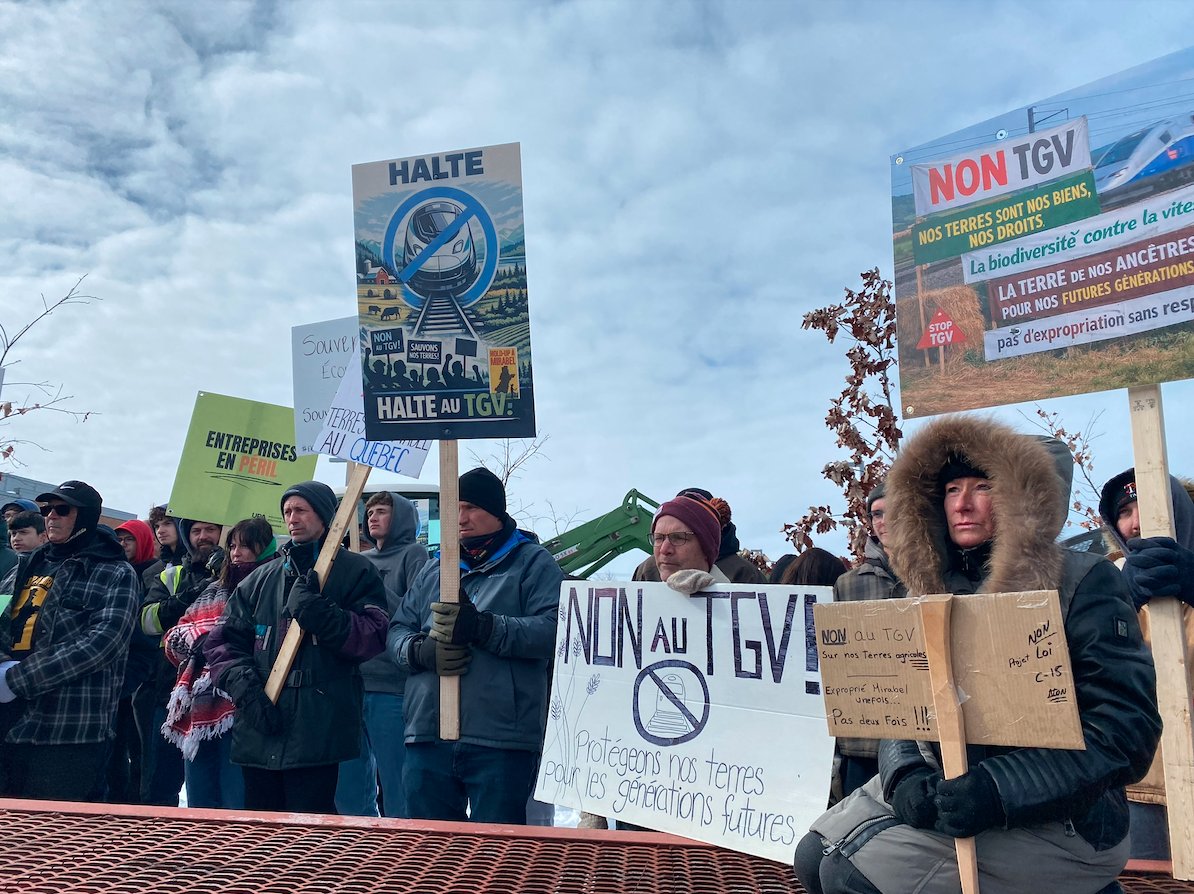 LeBulletin_com's tweet photo. PROJET DE TGV 🚆L’UPA demande plus de transparence

Des agriculteurs et des citoyens affectés par le tracé préliminaire du projet de TGV reliant Québec et Toronto ont manifesté hier à Mirabel. 

🔗 https://t.co/IGdX2TRD6k 

#C15 #TGV #Alto #fédéral #BlocQuébécois #Terres https://t.co/jqyjM8uJUM
