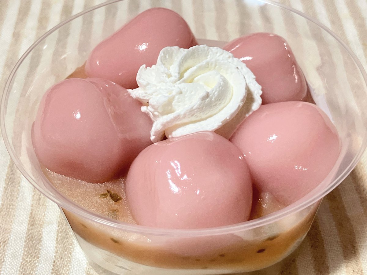 ミニストップ 桜餡の白玉ぜんざい。プレーンな白玉はつるんと滑らか