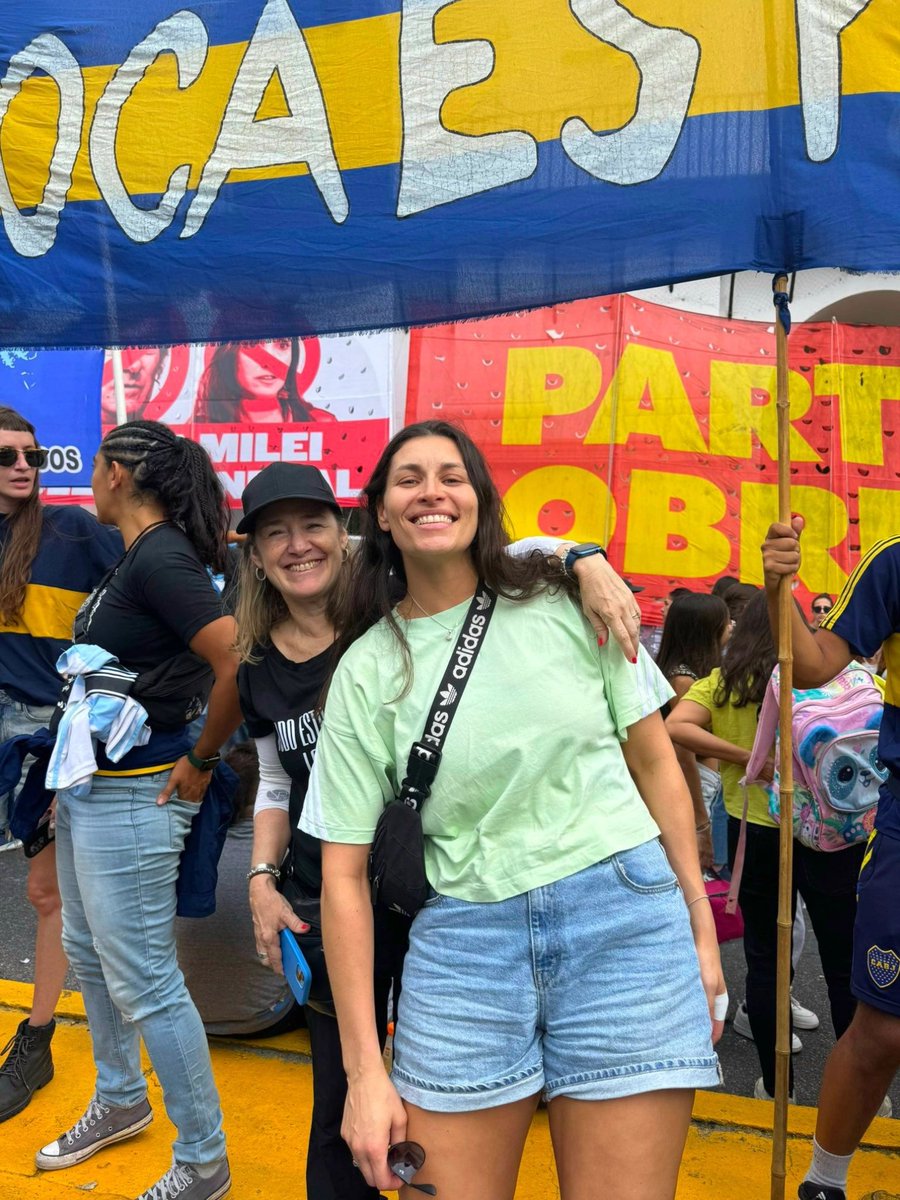Una empleada del Club (Chu Cossar) lleva banderas y camisetas de Boca, a una movilización en Plaza de Mayo. Sigan mezclando la política con el Club. La soga es cada vez mas corta. Se les está por cortar.