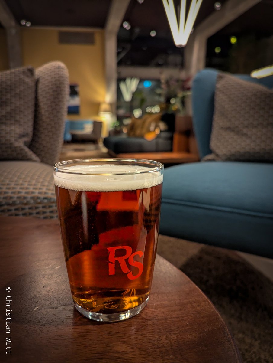 Lobbyarbeit (der elektrische Schoßhund ist hier nicht im Bild). ich trinke ein Royal Classic für 55 Krönchen. Fast so "billig" wie auf Grönland.

Schwipps und Grafikdesign passen im übrigen wunderbarst zusammen.

#Dänemark #wandergrafiker #wunderwerker