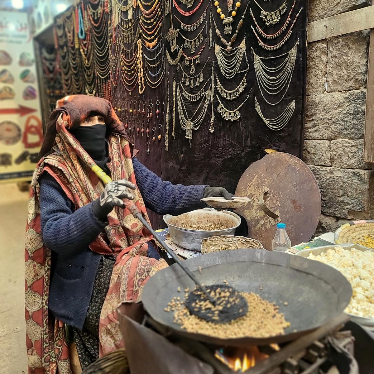 AdelHaimi's tweet photo. نرجع للتصوير الحي الواقعي بدون Ai 
تصوير على الماشي من اجواء رمضان في صنعاء القديمة لهذا العام 2026 

#رمضان 
#اليمن #صنعاء https://t.co/hHOLD3JLdo