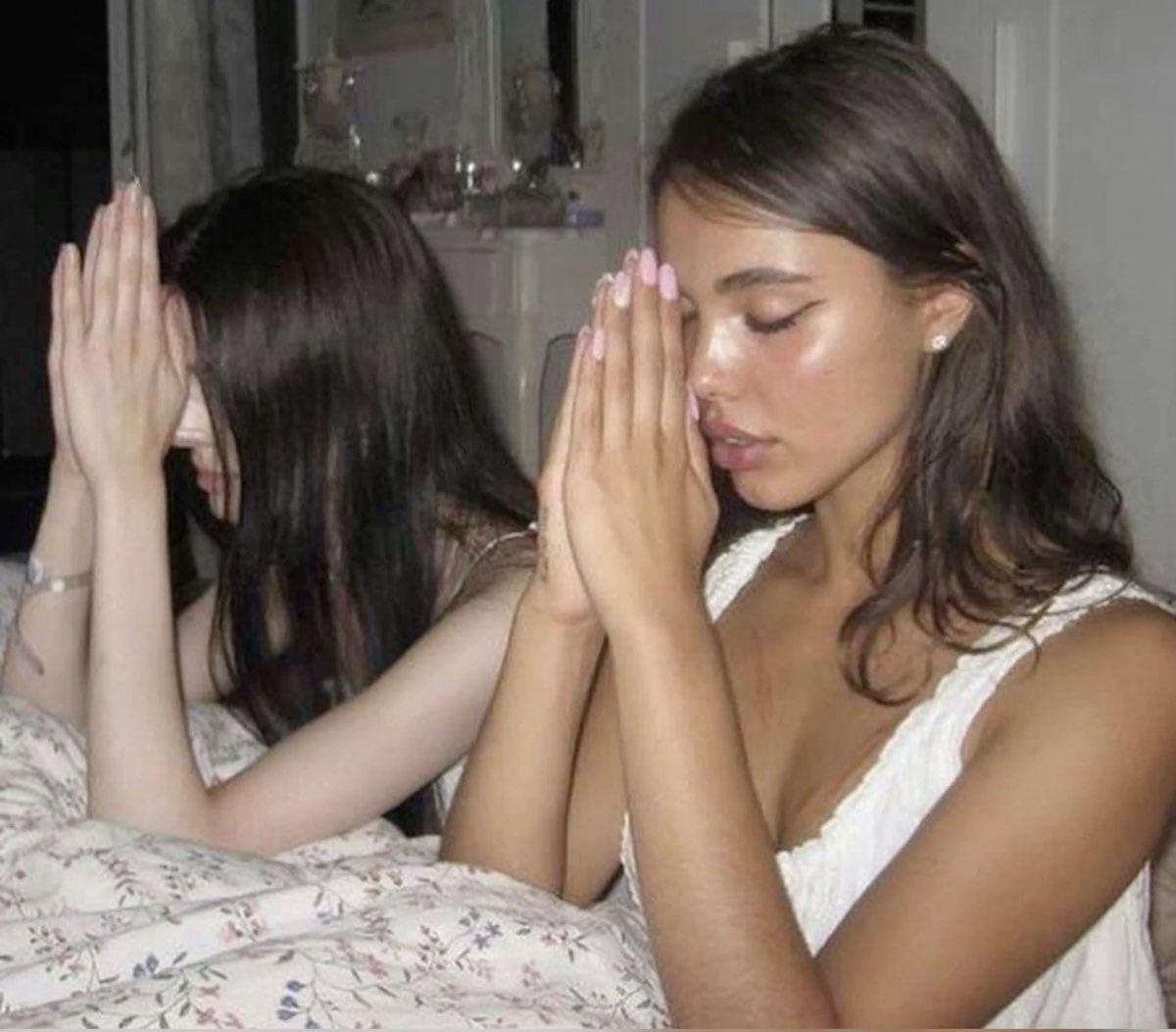 Prayer circle:
                   🕯️       🕯️
         🕯️                           🕯️
                  STEFANIA
    🕯️      SPAMPINATO      🕯️
           ON S&amp;S PODCAST
        🕯️                            🕯️
                  🕯️        🕯️