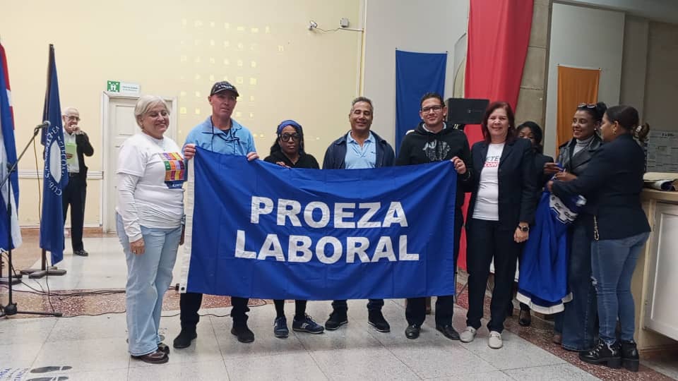 etecsa_dvpe's tweet photo. Con disciplina, entrega y pasión,  hemos conquistado la condición de Proeza Laboral. Este reconocimiento honra el esfuerzo colectivo y la capacidad de transformar retos en victorias.  Agradecemos a la familia #Dvpe acompañarnos cada jornada. @ETECSA_Cuba @Dvpe https://t.co/GiLBuh4BBM
