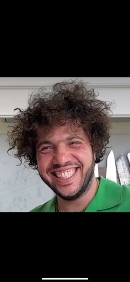 selenagomezbil's tweet image. Benny Blanco at his big age mocking Bjork appearance