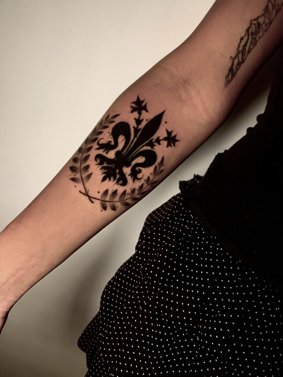 Flor de Lis - ⚜️ 
Tengo citas disponibles para tatuar esta semana!
Escríbeme al DM o al 0414 213 93 45