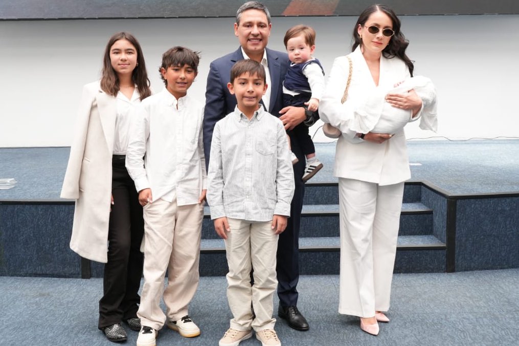 MauricioLizcano's tweet photo. Hoy oficializo mi candidatura a la Presidencia de la República. 🇨🇴
Lo hago desde la Colombia real. Desde la voz del campesino que madruga, de la madre que lucha cada día por sus hijos, del joven que sueña con oportunidades, del empresario que arriesga para generar empleo, del trabajador que no se rinde.
Hoy no nace una candidatura más. Nace un compromiso. Un compromiso con la gente que no vive del odio, que no se alimenta de la división y que está cansada de la política convertida en pelea!
