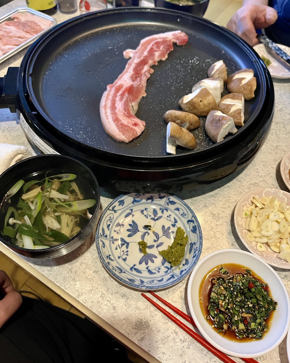 パッチ履いてダウン着たら
顔に汗かく水曜日

ロピアで買い物した帰りにポップな見た目の人形おったからうわー！言うて近寄ったらこっち向いてくれたし握手してもろて写真撮って心がほんわかした☺️

晩ご飯はサムギョプサル大会🐖