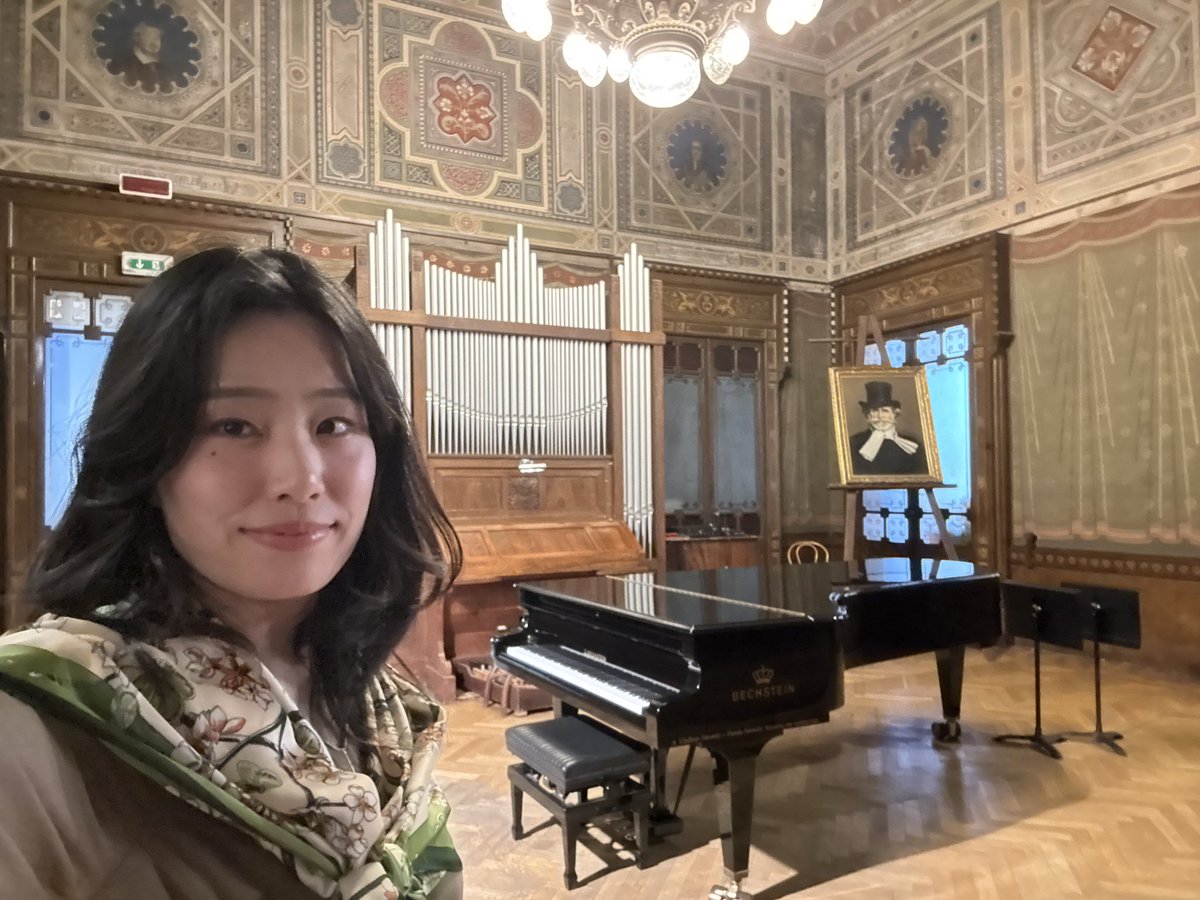 yukarome's tweet photo. イタリア研修3都市目は、ミラノに2日ほど滞在しました🇮🇹
Casa Verdiと、スカラ座博物館を見学。
憧れの音楽家たちがここに生きていた証と、その曲を歌う重みを改めて感じることができました。
オリンピックの雰囲気も味わいつつ、想像を超えるDuomoの大きさに圧倒される、束の間の観光となりました。 https://t.co/hVFS5pcXw2