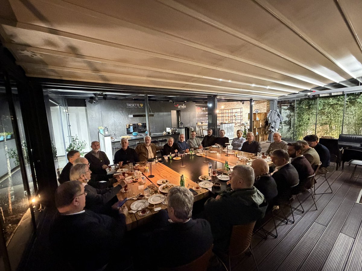 Geleneksel iftar programımızı gönüllümüz Cemal Aslandağ’ın evsahipliğinde dostlarımızın katılımı ile gerçekleştirdik.
Ortak değerlerimizi konuştuğumuz güzel bir toplantı oldu.
Ramazan’ın bereketi tüm insanlığa huzur ve mutluluk getirmesi dileğiyle.
#freepalastine #ilkeyayıncılık