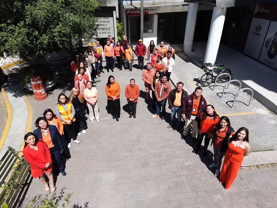 DavidAysa's tweet photo. El #DíaNaranja nos recuerda que la lucha contra la violencia hacia las mujeres es permanente. 

De la mano del presidente @pepechedrauimx, trabajamos de manera transversal para generar espacios seguros y oportunidades con igualdad.

Mi reconocimiento al gran equipo de @InfraPue que todos los días pone el corazón y la responsabilidad al servicio de las y los ciudadanos.