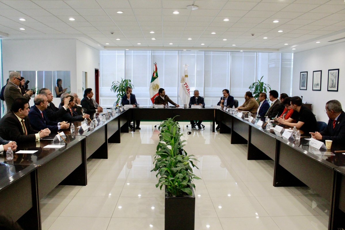 Hoy sostuvimos nuestra primera reunión institucional como nueva dirigencia nacional de la <a href="/CTM_MX/">CTM Nacional</a>, junto a integrantes del Comité Nacional, con el Secretario del Trabajo, el Mtro. @MarathB. Un encuentro que reafirma que la unidad no se construye de un día para otro: se construye