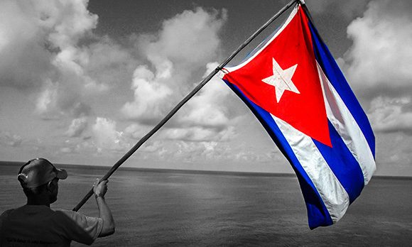 Esta bandera, este cielo y esta tierra la defenderé, la defenderé, a cualquier precio, la defenderé'...

#CubaEstáFirme #CubaVencerá