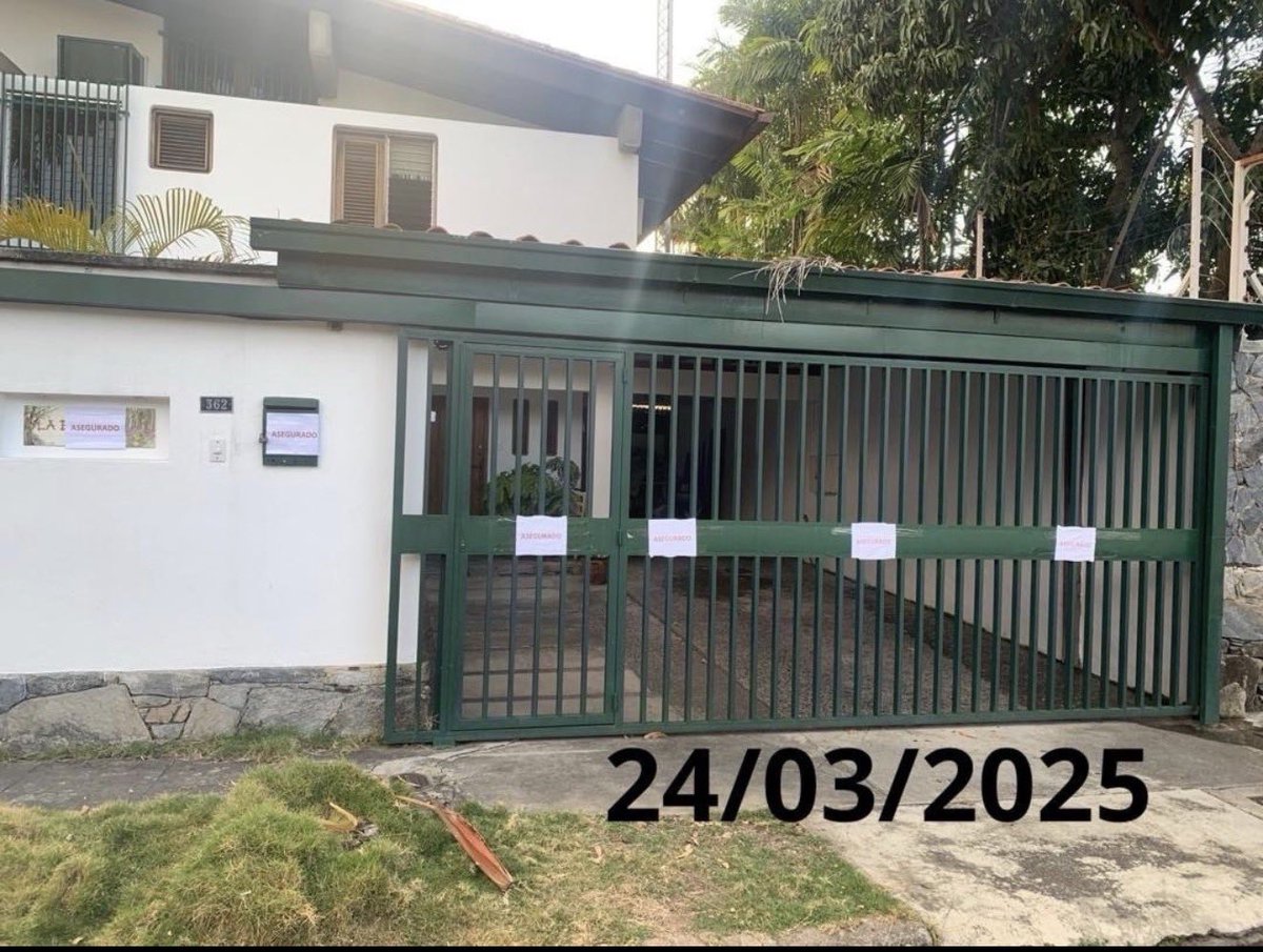 Jhonffonseca's tweet photo. URGENTE: ATAQUE DIRECTO AL ENTORNO DE MARÍA CORINA 🇻🇪

La dictadora Delcy Rodríguez acaba de confiscar la casa de Laura Acosta, asistente personal de MCM desde 2004.

¡Venganza pura! Roban propiedades, amenazan familias, pisotean derechos.

¿Esto es la “reconciliación” que venden?