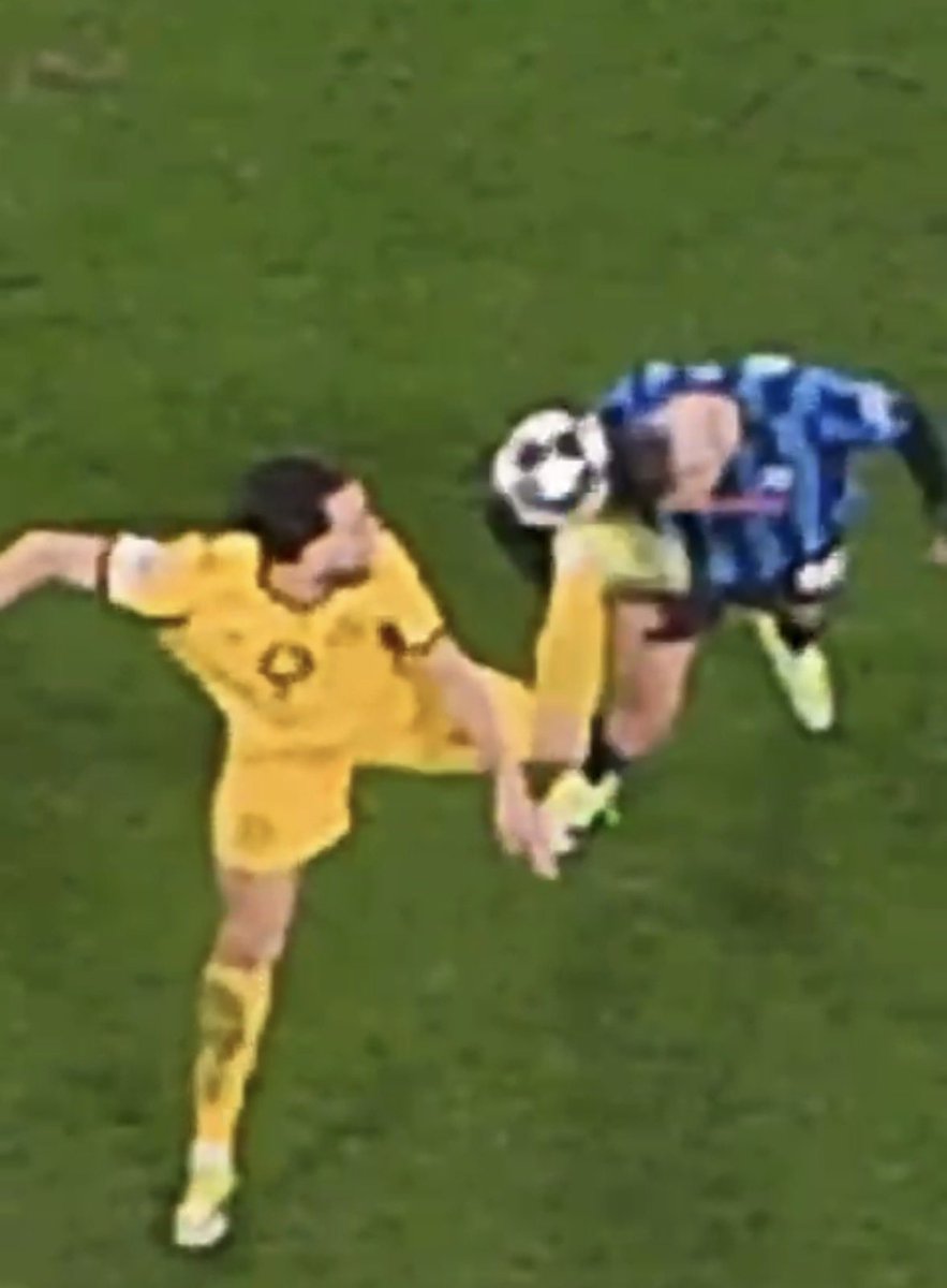 iTz_IKEV_Xz's tweet image. Für mich gibt es da keine Diskussion ! 
Klarer 11m. 

Er trifft einfach den Kopf viel zu extrem. 

Am Ende bitte für Dortmund, aber verdient ausgeschieden ! War viel zu wenig. 

#ATABVB #ChampionsLeague