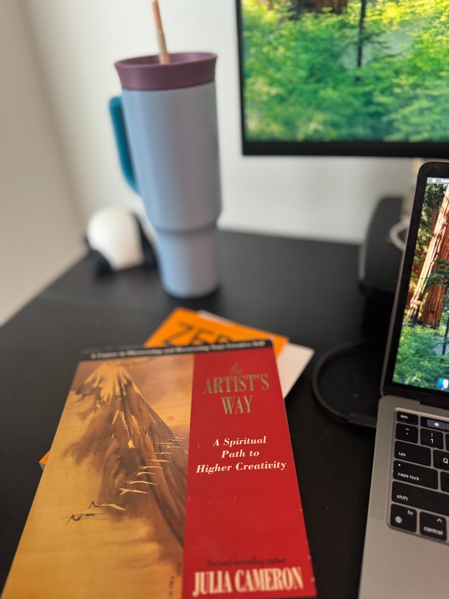 yogidaisy's tweet photo. Keeping books (instead of phone) within arm’s reach on my desk has been such a good way to unwind and make room for novelty between screen sessions 🎨 https://t.co/zm8ugY0Oal