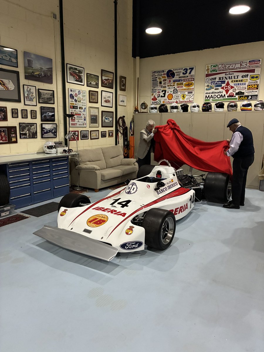 eruizgi's tweet photo. Entrañable homenaje organizado por @pablodevillota en su #lemanscave a Giuseppe Risi, todo un personaje del automovilismo deportivo que acompañó a @EMILIODEVILLOTA en su carrera desde que compró el F1 #Lyncar en 1974 (en la foto) https://t.co/ibm4vevwNc
