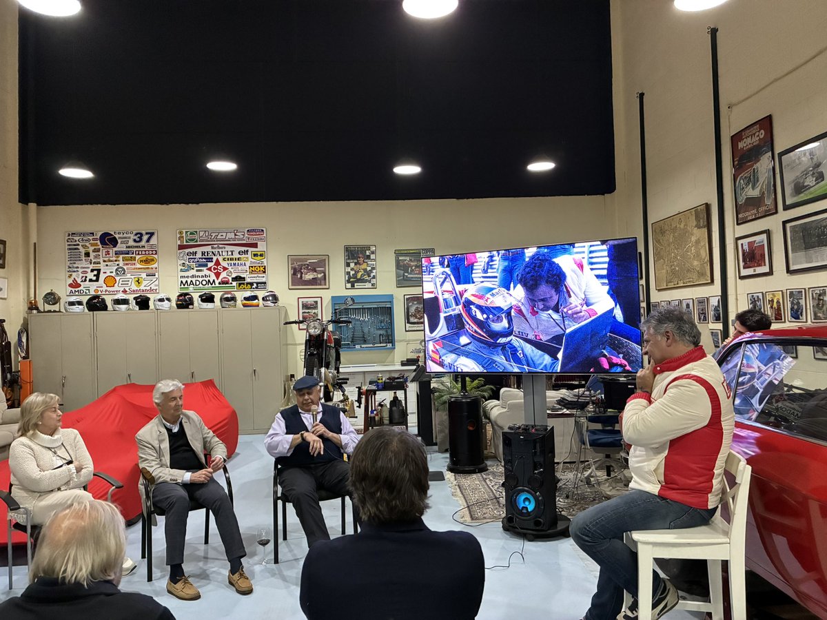eruizgi's tweet photo. Entrañable homenaje organizado por @pablodevillota en su #lemanscave a Giuseppe Risi, todo un personaje del automovilismo deportivo que acompañó a @EMILIODEVILLOTA en su carrera desde que compró el F1 #Lyncar en 1974 (en la foto) https://t.co/ibm4vevwNc