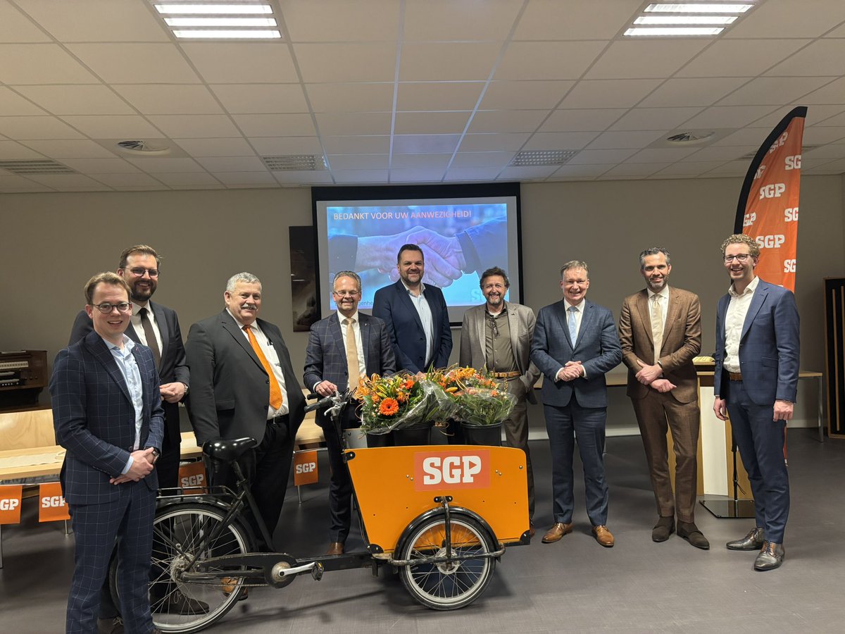 djhvandijk's tweet photo. Prachtige campagnebijeenkomst gehad in Katwijk aan Zee. Formidabele lokale SGP-fractie. En naar huis gegaan met een prachtig boek van de legendarische prof. https://t.co/VZOU3QdqMF. van Deursen. Ik word steeds warmer van die SGP-familie. https://t.co/18fOPZAUtz