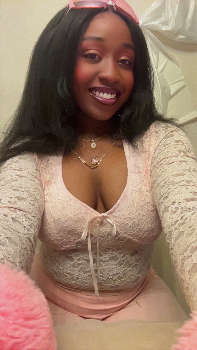 livalikkle's tweet photo. French kiss and a smize 💖🌸👛🦩 https://t.co/uUymOVwCng