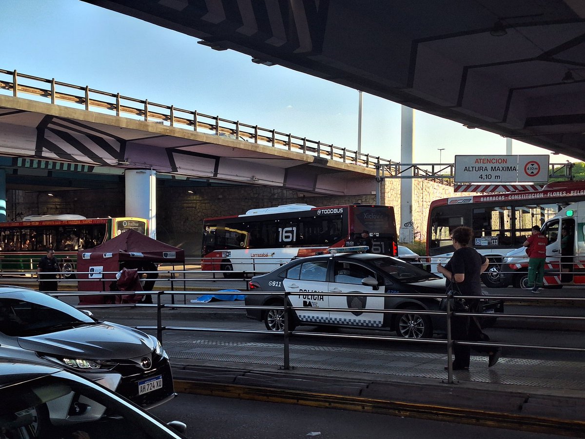 davissnegrox's tweet photo. @AlertasTransito accidente fatal en puente saavedra en carril metrobus mano a capital colectivo de la linea 59 atropello una persona https://t.co/8sw2jmcark
